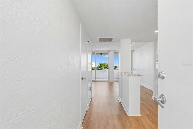 Building Photo - 470 3rd St S