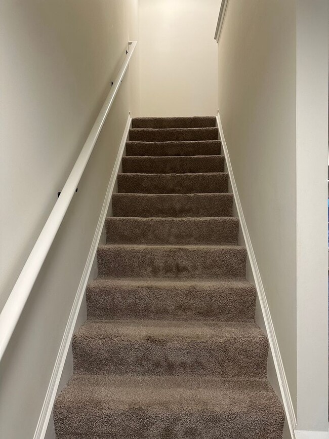 Building Photo - Beautiful Townhouse Available in York