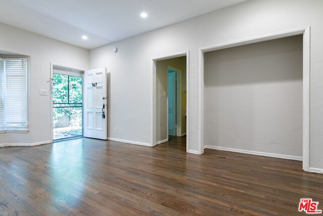 Building Photo - 961 N Doheny Dr