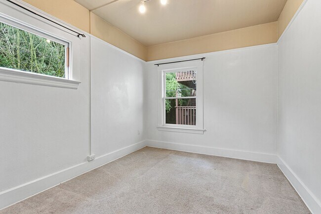 Building Photo - 1 Bedroom with den close to SW! Walking di...