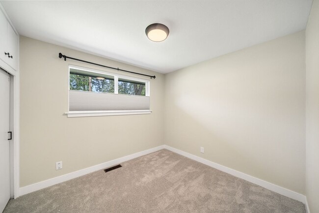 Building Photo - Beautifully updated 3 bed 3 bath Steilacoo...
