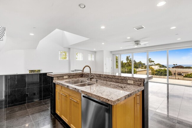 Building Photo - 3 Bed 3 Bath Ocean View, Penthouse "Mark Singer" Residence in Downtown Laguna Beach