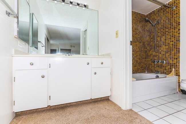 Building Photo - Aloha Towers - 2 bedroom, 2 bath corner unit with 1 covered parking stall