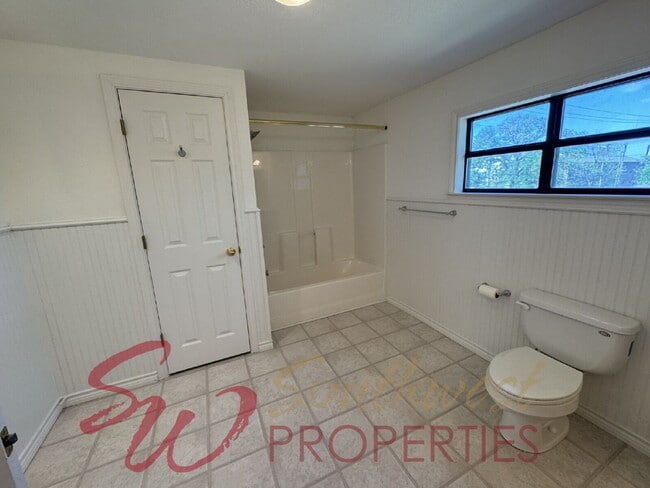 Building Photo - Outstanding 3 bedroom with extra bonus room and screened in porch!