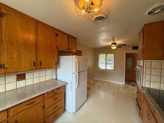 Building Photo - 1537 Maplewood Dr