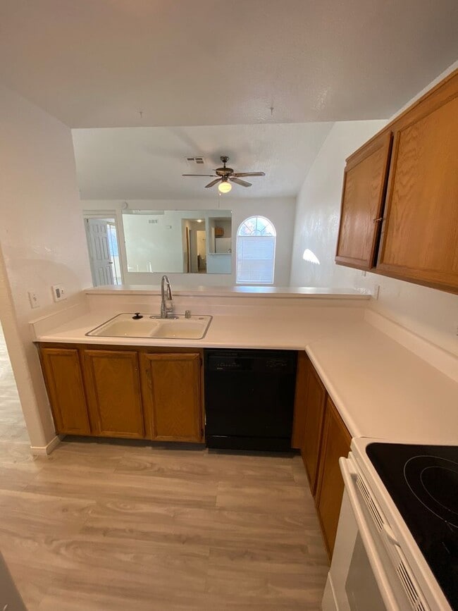 Building Photo - Americana Property Mgmt - Condo 2b - 2b in...