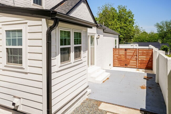 Building Photo - Sheek Updated Home With Pool!