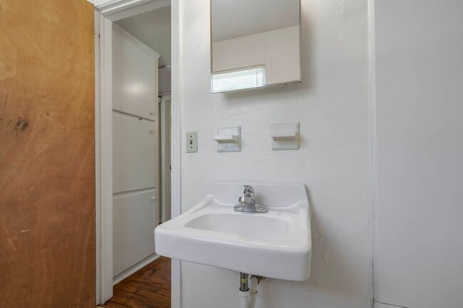 Building Photo - 4 bed 2 bath house, Walk to Stadium!! Available August 2026