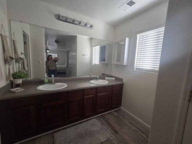 Building Photo - Beautiful 3BD 2BA home for rent in Hanford!