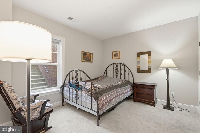 Building Photo - 2516 Villanova Dr