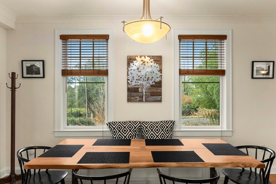 Dining For 6 - 279 E Chestnut St