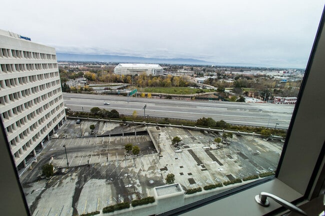 Building Photo - Beautiful 1 Bedroom condo at Axis – Exclus...