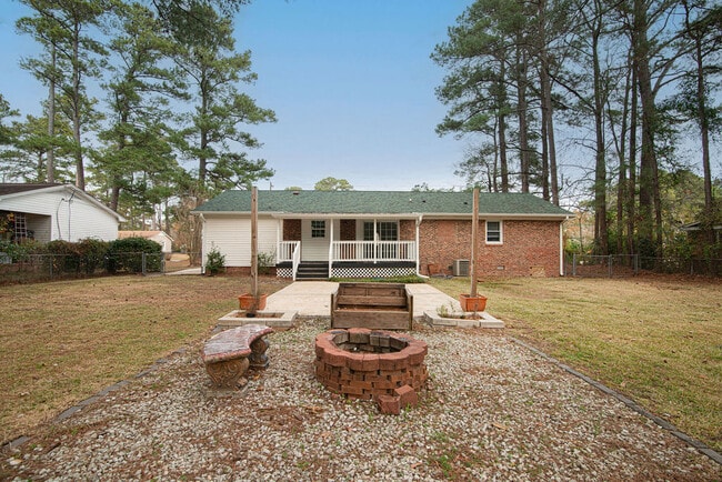 Building Photo - 203 Pineview Rd