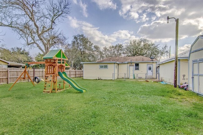 Building Photo - 11844 13th St