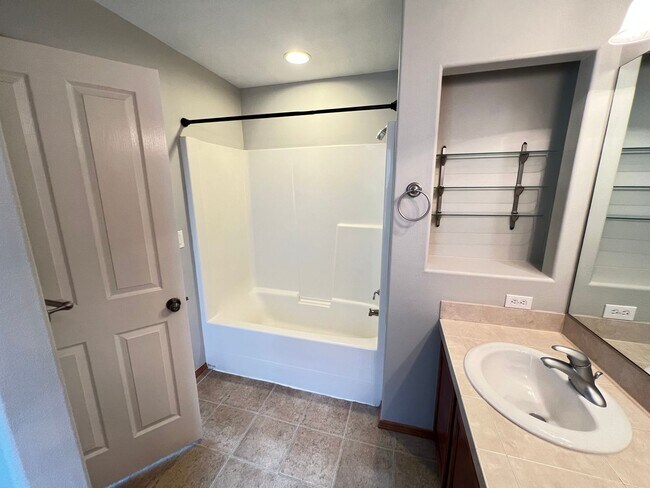 Building Photo - 747-747 SE Tampa St