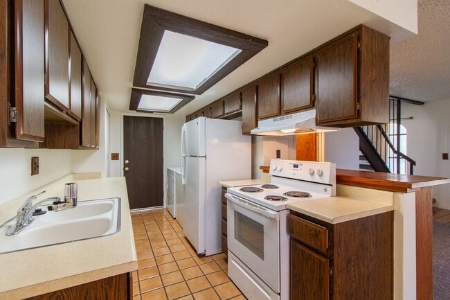 Building Photo - EXCELLENT 2BED, 1.5BATH TOWNHOUSE LOCATED ...