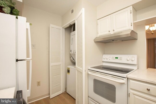 Building Photo - 1808 Old Meadow Rd