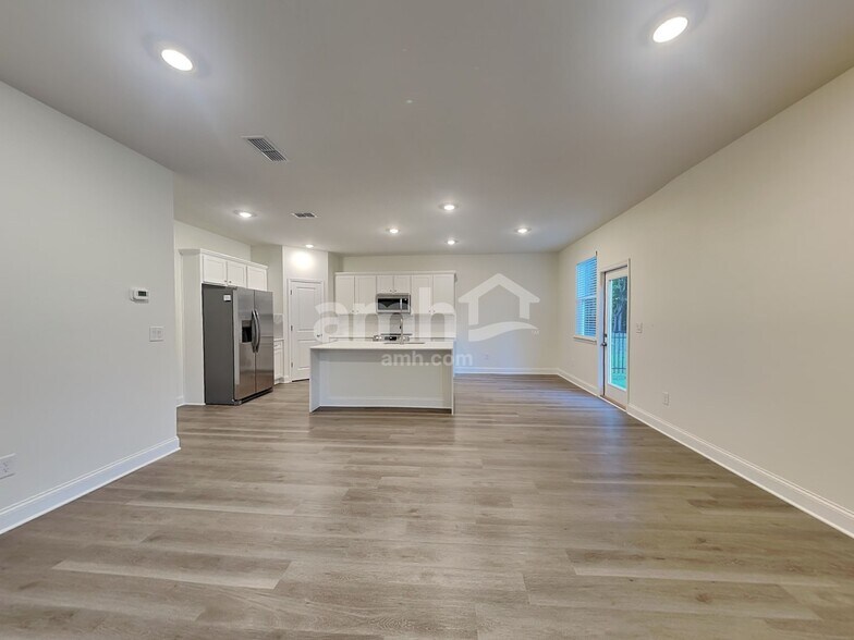 Building Photo - 870 Jubilation St