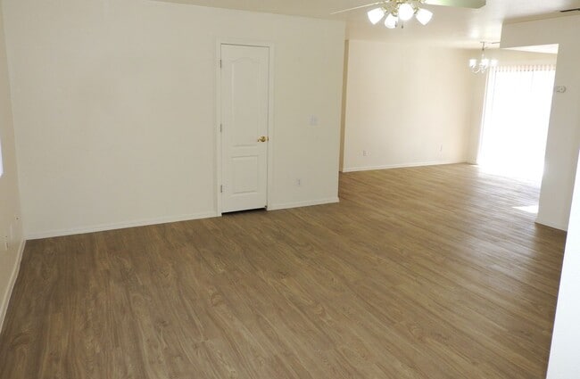 Building Photo - 3+2 Stylish, Move-In Ready Home with New Flooring and Fresh Interior