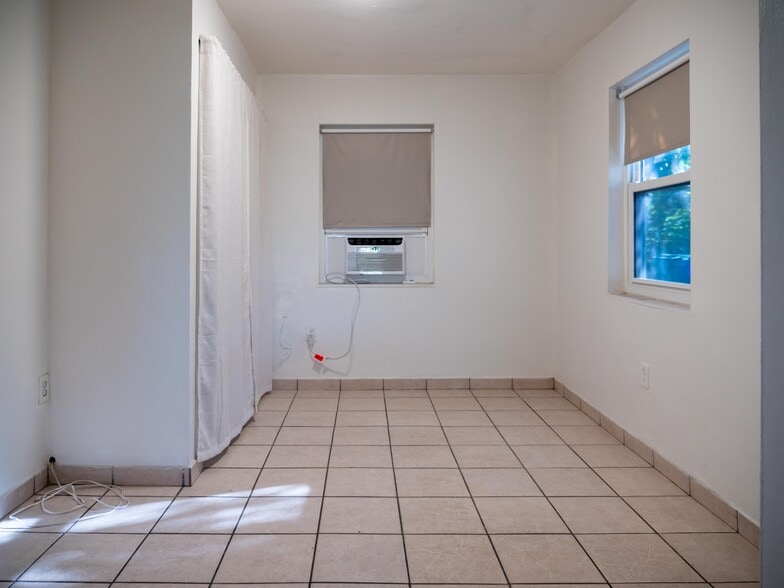 Building Photo - 570 SW 72nd Ct