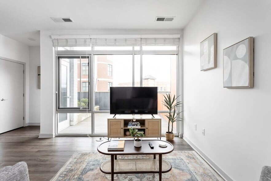 Building Photo - 747 N College Ave