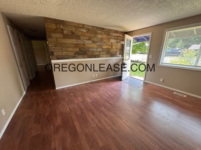 Building Photo - Large 5 bedroom North Eugene Home with lar...