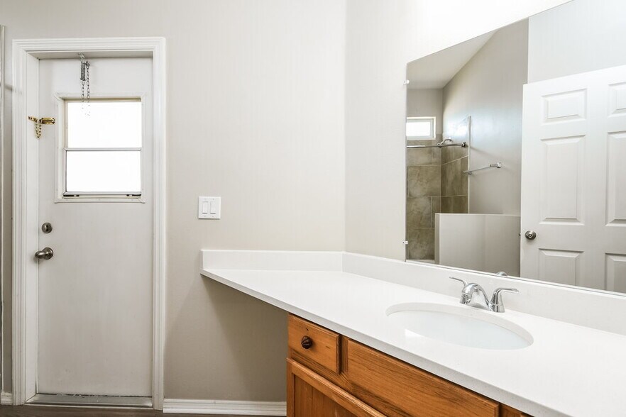 Building Photo - 1027 Lake Biscayne Way