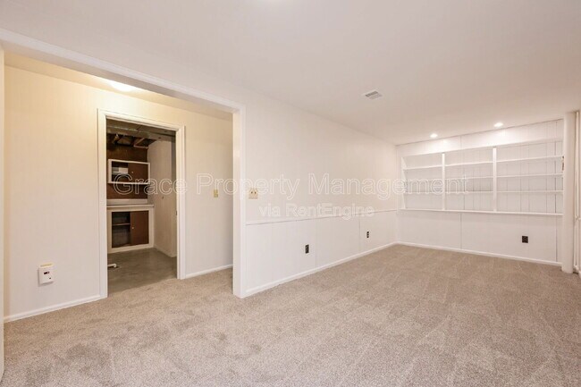 Building Photo - 580 E Kettle Ave