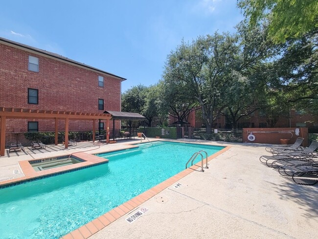 Building Photo - Prime Location in West University Area! First floor unit with open floor plan, tile floors throug...