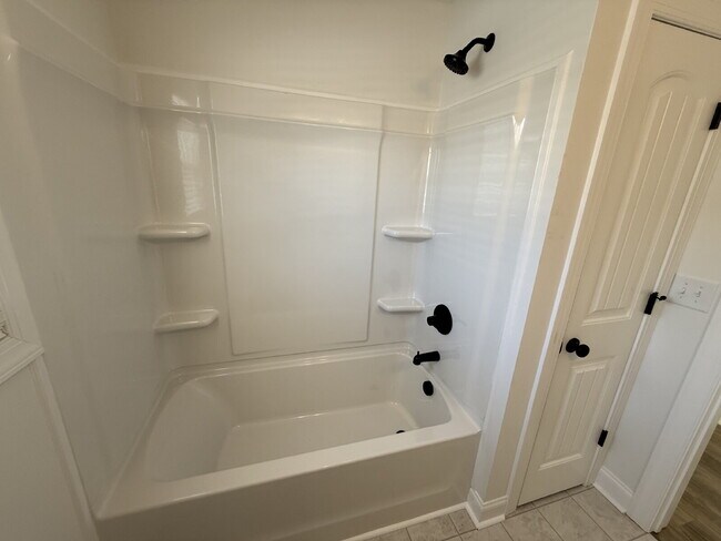 Building Photo - 15 Maple St