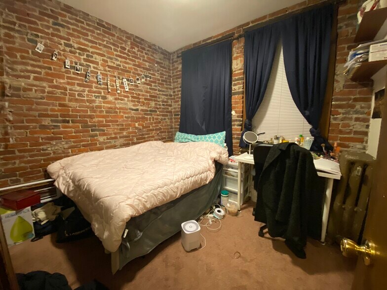 Building Photo - 54 Burbank St