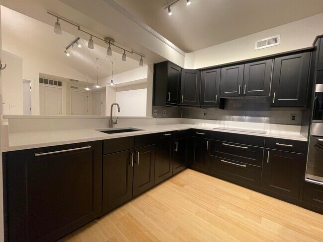 Building Photo - 2460 Fountain Pl