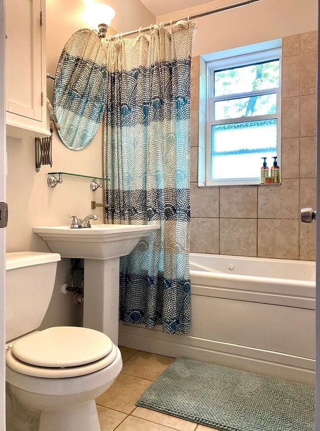 Building Photo - 7062 N Wolcott Ave