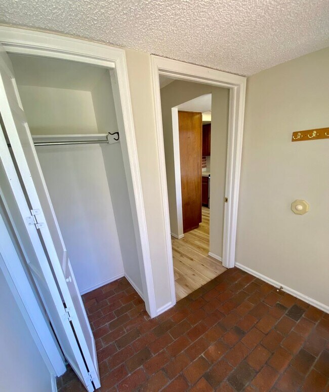 Building Photo - Sunlit and Stylish 3 Bedroom Townhouse by Wonderland Lake