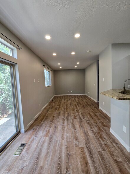 Building Photo - 287 E Rockingham Ct