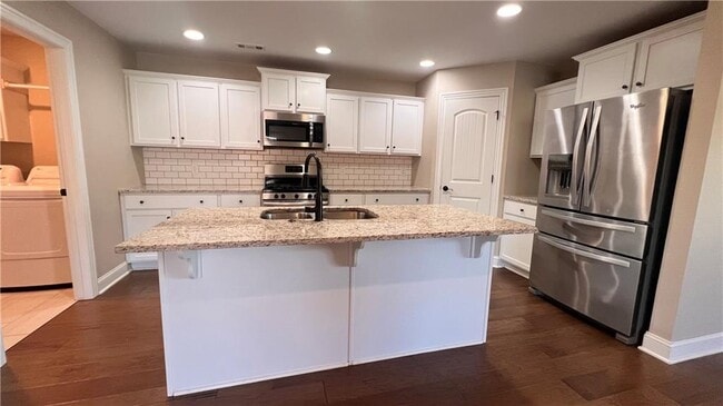 Building Photo - 3026 Summer View Ave