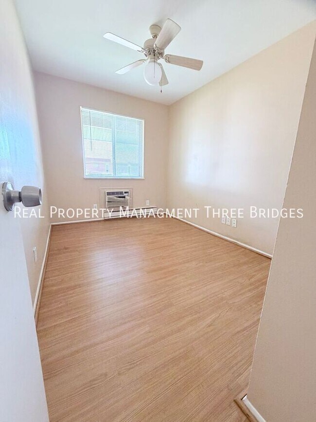 Building Photo - 7431G Hazelcrest Drive-