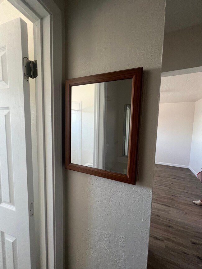 Building Photo - 911 Alvarado Dr SE