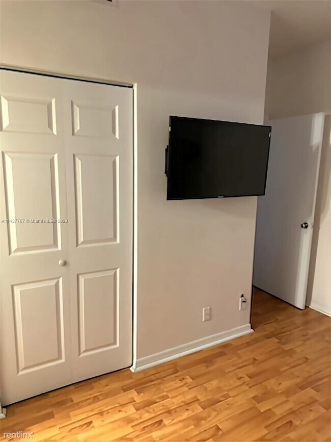 Building Photo - 2 br, 2.5 bath Townhome - 1050 Sorrento Dr...