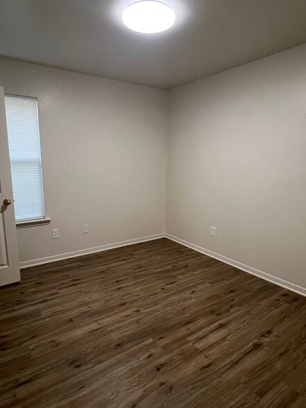 Building Photo - 409 Topeka Ct