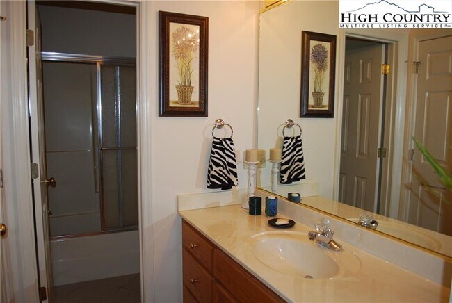 Building Photo - 421 E Landing Dr