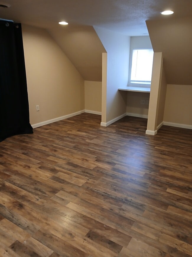 Building Photo - 513 S Ash St