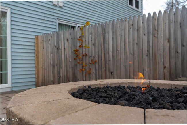 Building Photo - 4 Tompion Ln