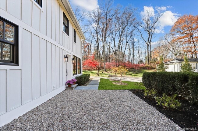 Building Photo - 260 Waccabuc Rd