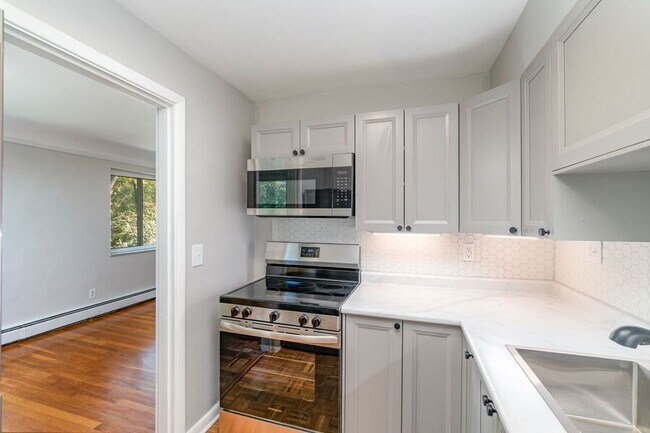 Building Photo - 3519 Linwood Ave