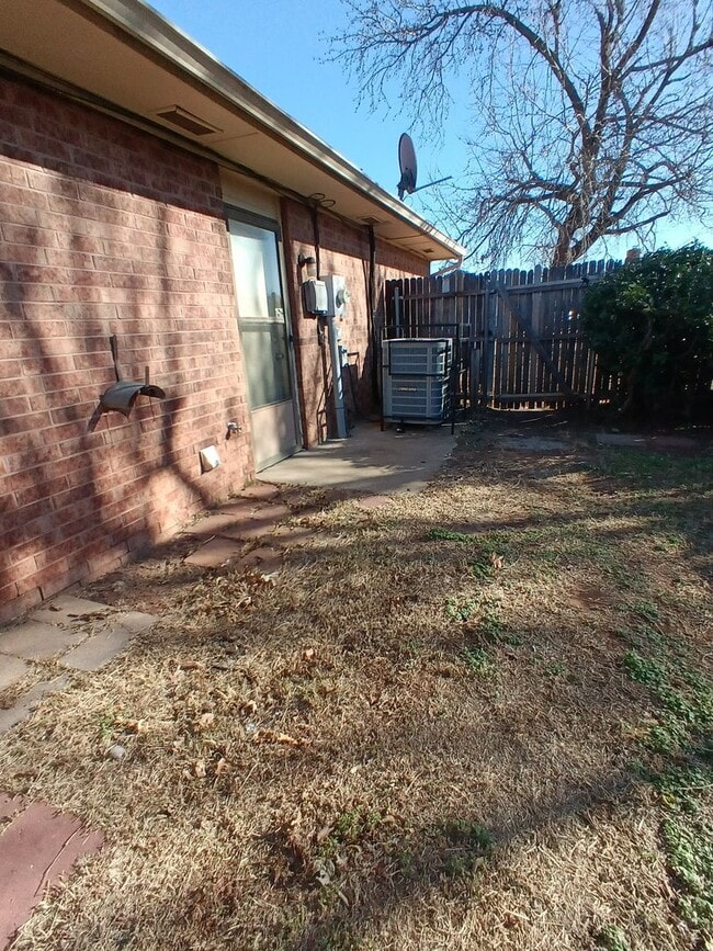 Building Photo - 9024 Brookwood Dr