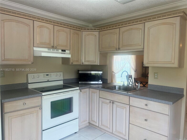 Building Photo - 5827 NW 197th Ter