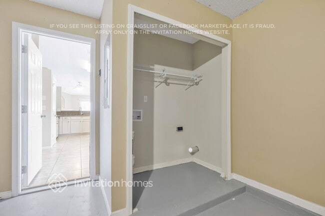 Building Photo - 1800 Northglen Cir