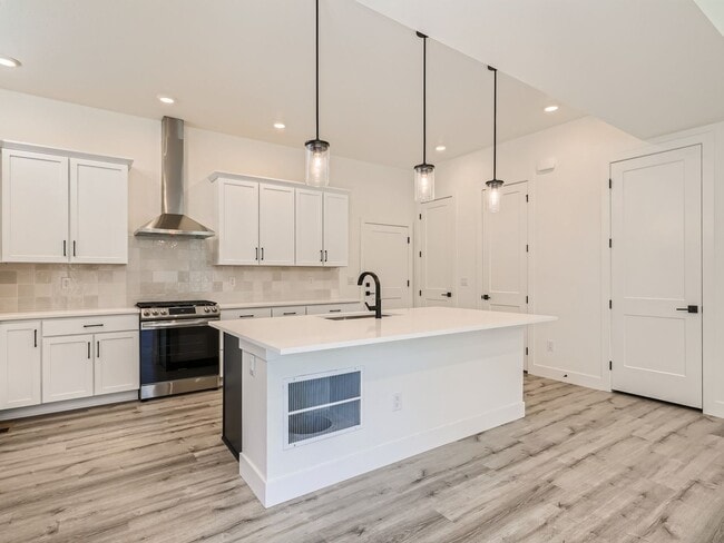 Building Photo - Spacious 4BR Duplex w/High End finishes on Quiet Street!