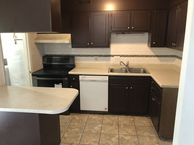 Building Photo - Carriage Hill Apartments